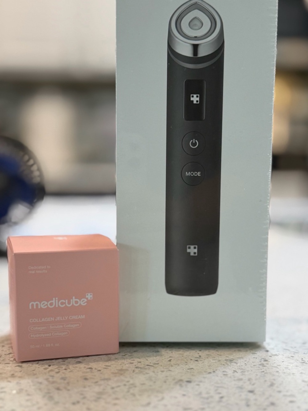 Medicube Black & Pink Facial Skincare Device with Pink Collagen Jelly Cream - Picture 2 of 2
